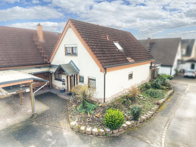 Charmante Doppelhaushälfte mit Gartengrundstück und Doppelgarage